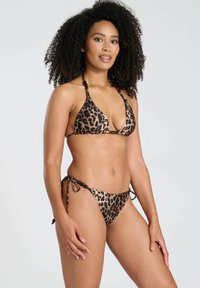 Bikini de estampado de leopardo fabricado en una tela elástica; cuenta con un sujetador triangular, lazos ajustables y adornos de cuentas en las correas.
