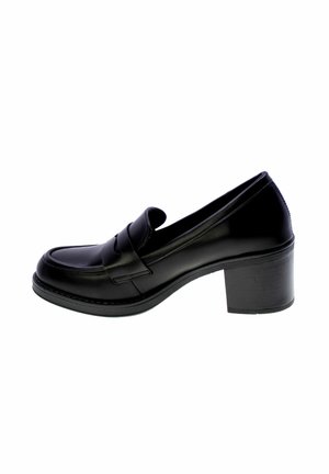 Scarpa mocassino in pelle nera con punta rotonda, dettagli di cuciture in rilievo e tacco a blocco di altezza media. Finitura liscia, senza loghi visibili.