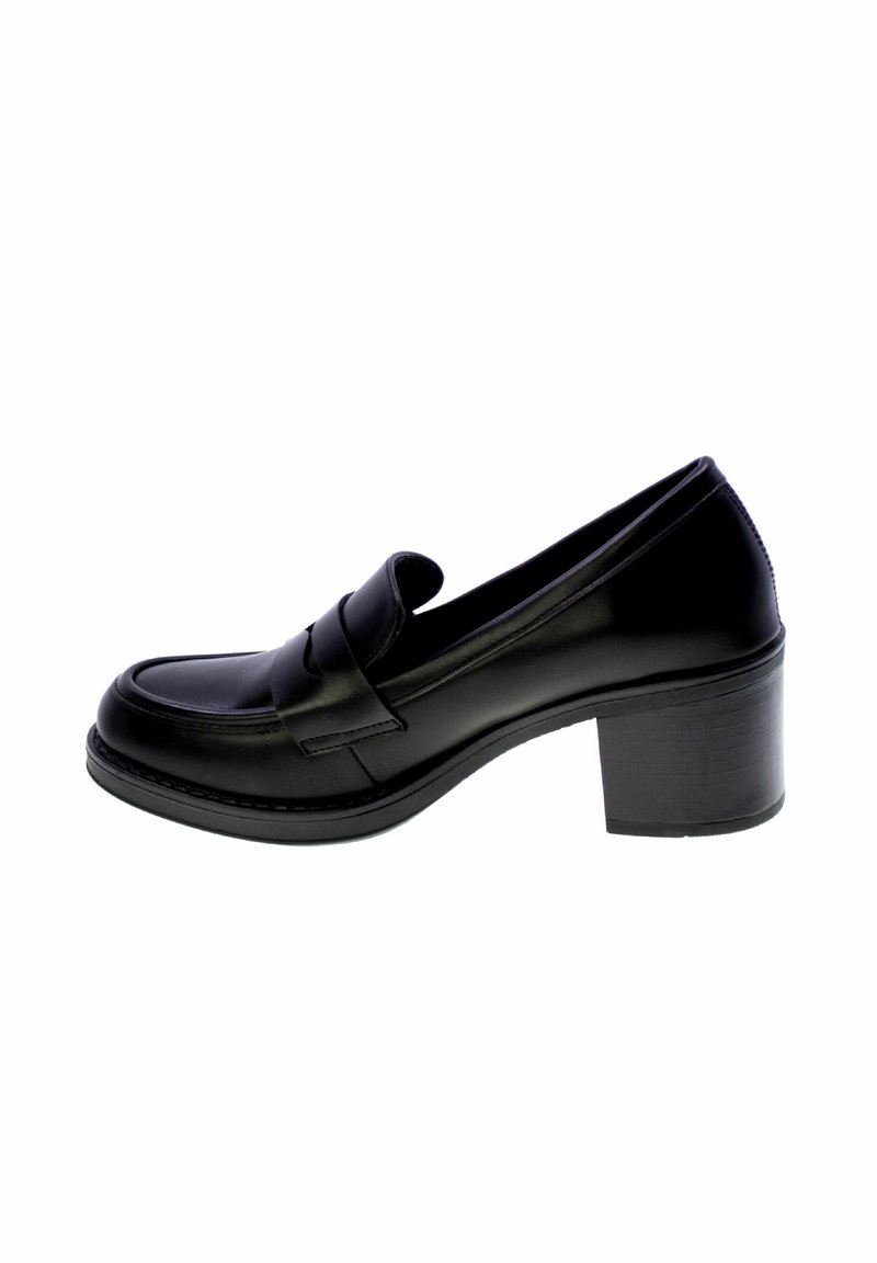 Scarpa mocassino in pelle nera con punta rotonda, dettagli di cuciture in rilievo e tacco a blocco di altezza media. Finitura liscia, senza loghi visibili.