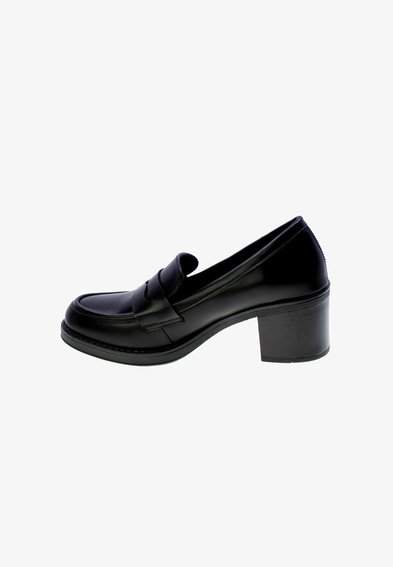 Scarpa mocassino in pelle nera con punta rotonda, dettagli di cuciture in rilievo e tacco a blocco di altezza media. Finitura liscia, senza loghi visibili.