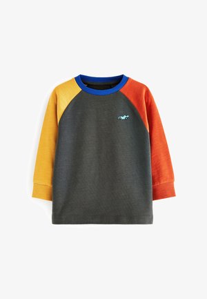 T-shirt à manches longues avec des manches raglan en jaune, orange et bleu ; corps gris foncé ; arbore un petit logo de voiture bleue sur la poitrine.