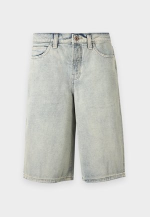 Šviesiai mėlynos spalvos džinsiniai šortai iki kelių su priekiniais mygtukais, užtrauktuku, diržo kilpomis ir kišenėmis ant neutralaus fono.