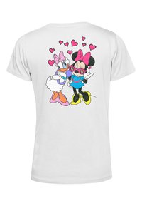 Bílá tričko s grafickým potiskem dvou kreslených postaviček obklopených růžovými srdíčky. Materiál vypadá hladce, volný střih, krátké rukávy.