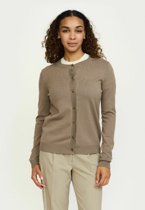 Braun gestreifter Cardigan mit rundem Ausschnitt, vorderer Knopfleiste und langen Ärmeln, kombiniert mit maßgeschneiderten beigen Hosen.