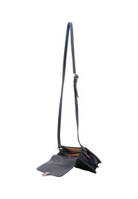 Borsa a tracolla in pelle blu navy con tracolla regolabile, chiusura magnetica e tasca frontale piatta. Presenta una texture liscia e hardware minimale.