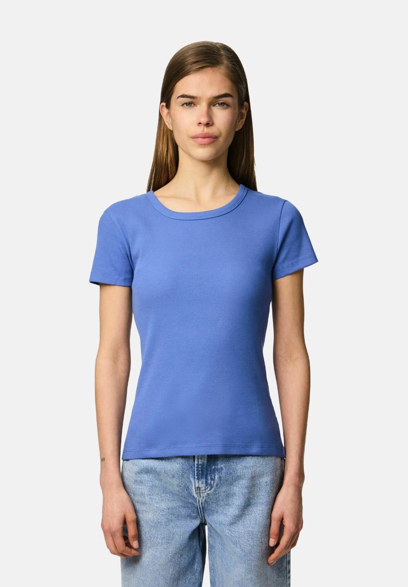 T-shirt blu a maniche corte in tessuto a coste con scollatura rotonda, abbinato a jeans blu chiaro. Design semplice senza motivi visibili.