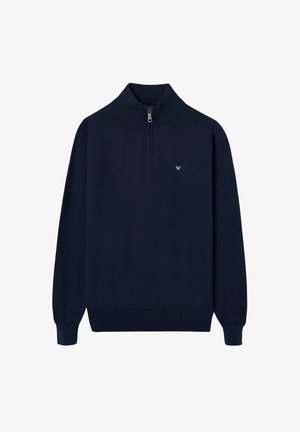 Suéter azul marino con cuello alto y cierre de cuarto. Presenta mangas largas y un pequeño logo en el lado izquierdo del pecho. Está hecho de una suave tela texturizada.