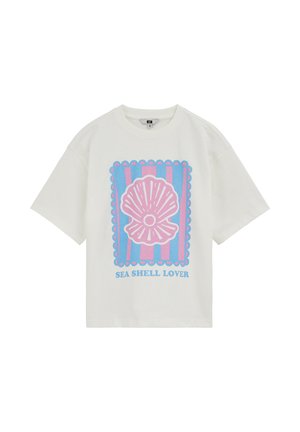 Camisa blanca de manga corta con gráfico de una concha marina rosa enmarcada por rayas azules y rosas, texto "AMANTE DE LAS CONCHAS MARINAS" debajo de la imagen.