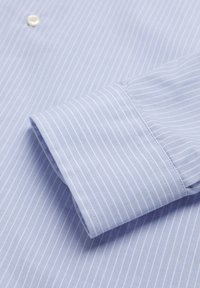 Lichtblauw overhem shirt met dunne witte strepen, met een knoopdetail en een omgeslagen manchet. De stof lijkt soepel en lichtgewicht.
