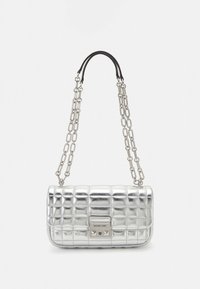 Bolso rectangular acolchado de plata con correa de cadena y cierre de broche, con el logo de Michael Kors en la solapa frontal.