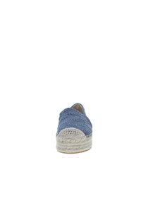 Zapato espadrille de tela azul con suela de yute trenzado, que presenta una puntera redondeada y parte superior texturizada. Acento beige claro en la zona de los dedos.