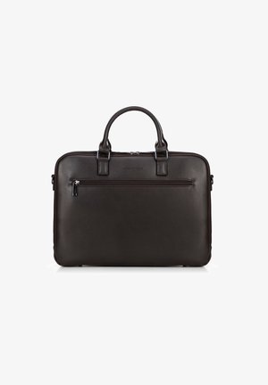 Pochette in pelle marrone scuro con due manici e tasca anteriore con zip, in posizione verticale su uno sfondo bianco.