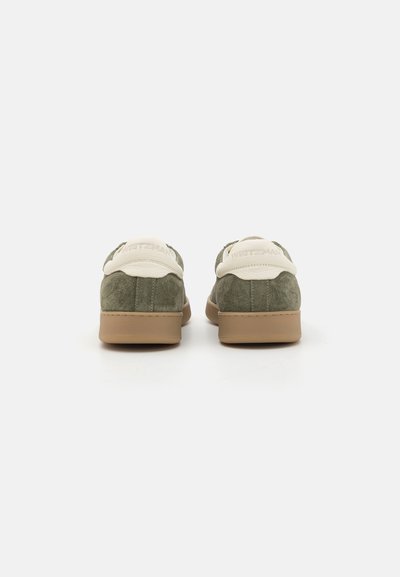 Rohe suede jooksujalanõud kreemja nahast kandiga ja tan värvi kummist tallaga. Omab peent brändimist kandmisel. Klassikaline madala tipu disain.