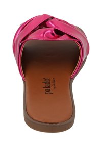 Roze satijnen slippers met een knoopontwerp en een gladde bruine binnenzool met gegraveerd merk. Vlakke zool met een ronde neus.