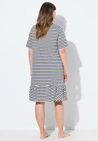 Vestido a rayas en beige, azul y naranja, con mangas cortas, parte superior suelta y dobladillo con volantes. Tela suave y ajuste relajado.