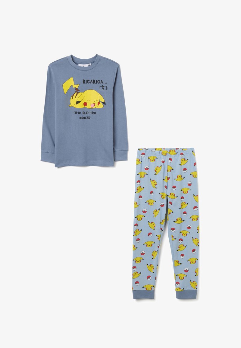 Blaues Langarmoberteil mit einem schlafenden Pikachu-Graphic; passende hellblaue Hose mit einem wiederholenden Pikachu- und Pokéball-Muster.