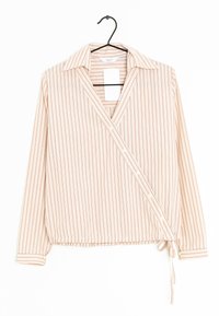 Lichte, lang-sleeve wikkeltop van zachte stof, met verticale strepen in crème, perzik en roest. Inclusief strikdetail in de taille.