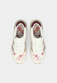 Baskets blanches avec motif floral en rose et bordeaux, présentant une surface texturée, des lacets et un intérieur rembourré avec le logo 'ALDO'.