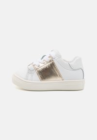 Sneaker bianchi con pannello laterale in oro metallico, suola in gomma, lacci bianchi e fodera morbida. Texture liscia con dettagli di cucitura.
