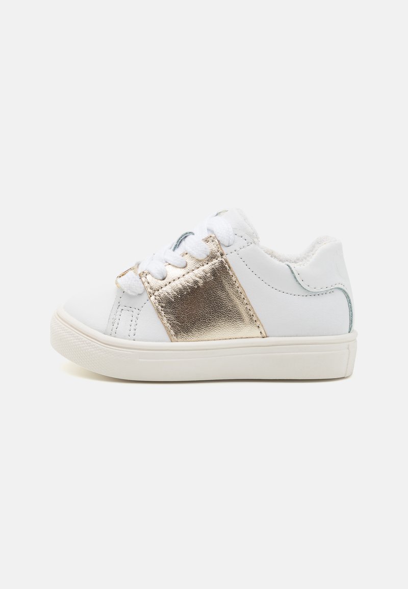 Sneaker bianchi con pannello laterale in oro metallico, suola in gomma, lacci bianchi e fodera morbida. Texture liscia con dettagli di cucitura.