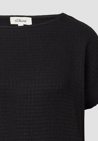 Zwarte blouse van s.Oliver, voorzien van een gestructureerd oppervlak, een loose fit en een brede halslijn. Eenvoudig ontwerp zonder versiering.