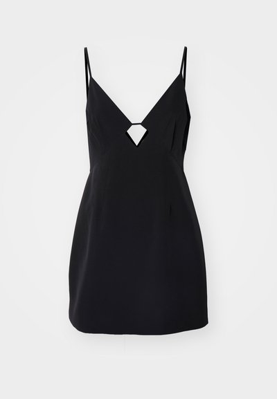 Schwarzes ärmelloses Kleid mit V-Ausschnitt und einem diamantenförmigen Ausschnitt an der Brust. Hergestellt aus glattem Stoff mit einer taillierten Silhouette.