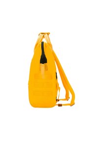 Gelber Stoff-Rucksack mit einem Reißverschluss oben, verstellbaren Trägern und drei vertikalen Gurtbändern an einer Seite für Befestigungen.