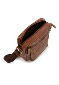 Braune Leder-Umhängetasche mit Reißverschluss, Fronttasche und verstellbarem Gurt aus Webmaterial. Strukturiertes Oberflächenmaterial mit sichtbaren Nähten.