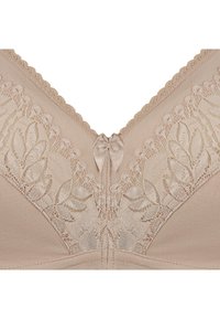 Beżowy biustonosz z koronkowymi zdobieniami przy dekolcie, z ozdobną kokardką na środku i fakturowaną tkaniną wzdłuż krawędzi.