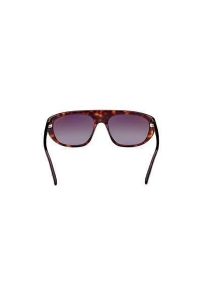 Silmärillä tortoiseshellit aurinkolasit, joissa on harmaat linssit, suorakulmainen muoto ja tummanruskeat muovikehykset. Kehyksissä on metalliset yksityiskohdat temppeleissä.