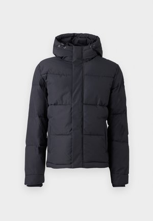 Veste doudoune noire isolée avec capuche, dotée d'une fermeture éclair sur le devant, de poches latérales et d'un design à panneaux pour plus de chaleur et de texture.