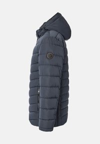 Mörkblå vadderad jacka med huva, med horisontella sömmar, en siddragkedja och en cirkulär logotyp-patch på vänster axel.