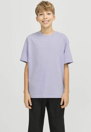 Lilac short-sleeve t-shirt made of cotton, featuring a small white logo text across the chest. Standard fit and simple crew neckline.
