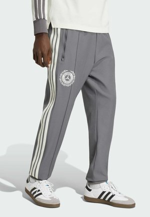 - Spodnie treningowe