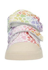 Vorderansicht eines bunten Kinderturnschuhs mit einem beigen Sohlen und zwei Klettverschlüssen, der ein mehrfarbiges gepunktetes Muster aufweist.