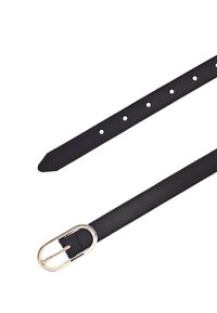 Ceinture en cuir noir avec une boucle ovale en argent et plusieurs trous d'ajustement, posée à plat sur un fond blanc.