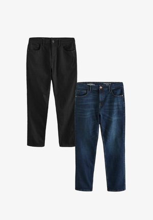 Zwei Hosen: eine schwarze Denim mit glatter Textur, die andere dunkelblaue Denim mit subtilen Ausbleichungen; beide haben Standardtaschen und eine gerade Passform.
