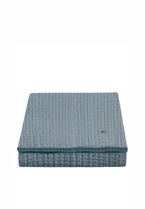 Coperta a maglia azzurro chiaro piegata con un motivo testurizzato, mostrata su sfondo bianco.