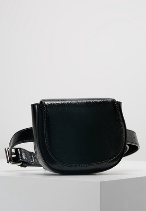 Czarna torebka na pasek z lakierowanej skóry, z zaokrągloną klapką z przodu i regulowanym paskiem, na białym tle.