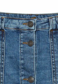 Jupe en denim de couleur bleu foncé, dotée d'une fermeture à cinq boutons, de coutures marquées et d'une texture lisse.