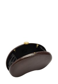 Mała, ciemnobrązowa, owalna skórzana torebka kopertowa z złotym zatrzaskiem, otwarta, ukazująca czarne wnętrze wyłożone tkaniną i małą boczną kieszonkę.