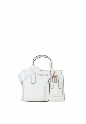 Sac à main blanc Valentino avec une petite pochette assortie attachée, lettrage du logo doré et une large bandoulière blanche.