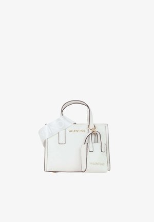 Bolso blanco Valentino con pequeño estuche a juego adjunto, letras del logo en dorado y una amplia correa blanca para el hombro.