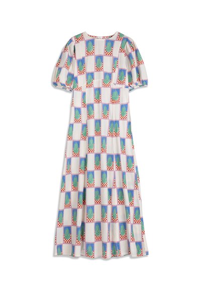 Longue robe blanche à manches courtes bouffantes, ornée d'un motif répétitif coloré de cactus verts à l'intérieur de carrés à carreaux rouges et blancs.