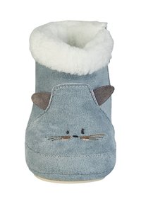 Blaue Wildleder-Babyschuh mit weißem, flauschigem Innenfutter und gesticktem Katzenface auf der Vorderseite, einschließlich Ohren, Augen, Nase und Schnurrhaaren.