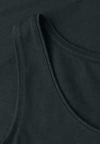 Deux débardeurs en coton de couleur foncée se chevauchant, montrant une texture de tissu lisse et des bords cousus sur une surface plane.