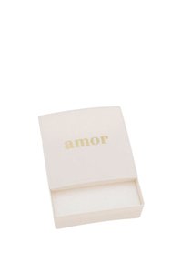 Pequeña caja de joyería blanca con una tapa deslizante, que presenta la palabra "amor" en letras doradas en la parte superior, mostrada parcialmente abierta.