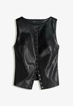 Gilet senza maniche in ecopelle nera con scollatura tonda, chiusura frontale a pressione e due tasche laterali, che presenta una texture liscia e lucida.