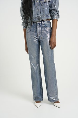 Vaqueros de denim azul brillante con corte recto, que presentan costuras de contraste, bolsillos delanteros y una textura ligeramente metálica.