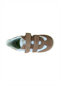 Sneaker per bambini marrone e bianco con due strappi in velcro, vista dall'alto, su sfondo bianco.